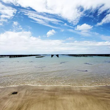 Maison Chaleureuse à Bréville-sur-mer Avec Jardin Privé.